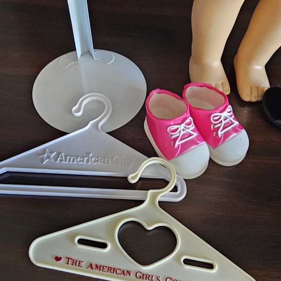 American Girl Blonde With Blue Eyes With Extras - Picture 6 of 6